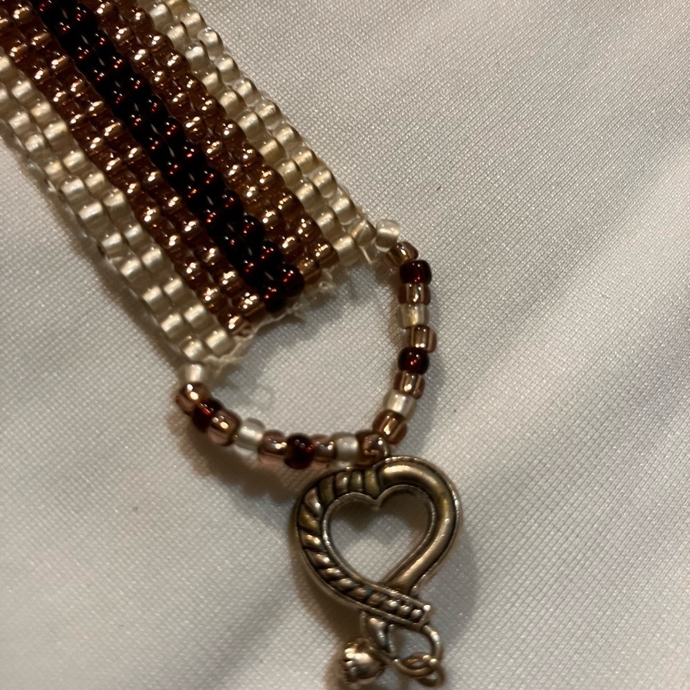 Beaded handmade loomed glass bead bracelet with heart clasp 6” wrist